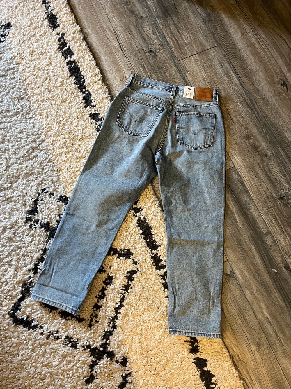 NWT women’s Light Blue Denim 501 cropped  - Classic Straight Fit Jean - Picture 3 of 5
